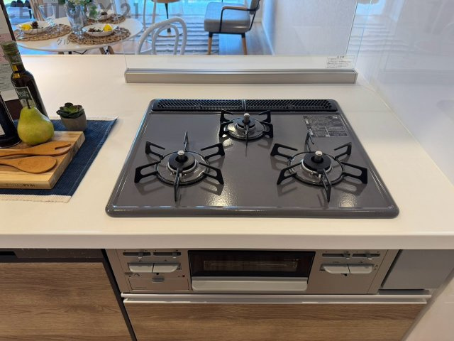 多数の調理器具を同時に使用でき、料理の効率化が可能。省エネで節約になり、様々な料理スタイルに適応できます。また、火力調整が独立しており、手入れや掃除もしやすく、今よりもっとお料理が楽しくなるかも。