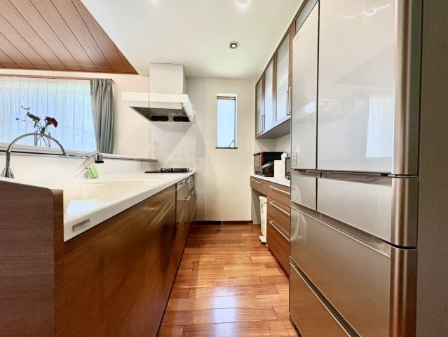 調理道具や調味料もすっきりしまえる、収納力のあるキッチン。　見た目もすっきり、作業もスムーズにこなせる空間です。