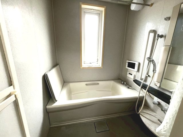 すっきりとしたデザインとお手入れのしやすさで、毎日がもっと快適に。“きれいが続く”がうれしいお風呂です
