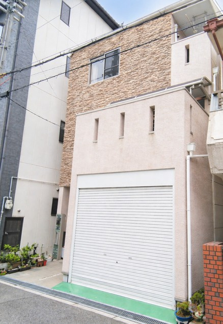 1台はビルトインガレージ付きで大切なお車を雨風から守ります。ワンボックスカーも駐車可能（全長約5200×全幅約3000×全高約2000）