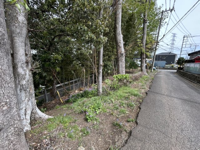 現地に行くなら、物件の周囲の地形がどうなっているかを見ることも大切です。周辺より低くなっている土地では、大雨などで水が集まりやすいため、地盤が弱くなっているということも考えられるため、注意が必要です。