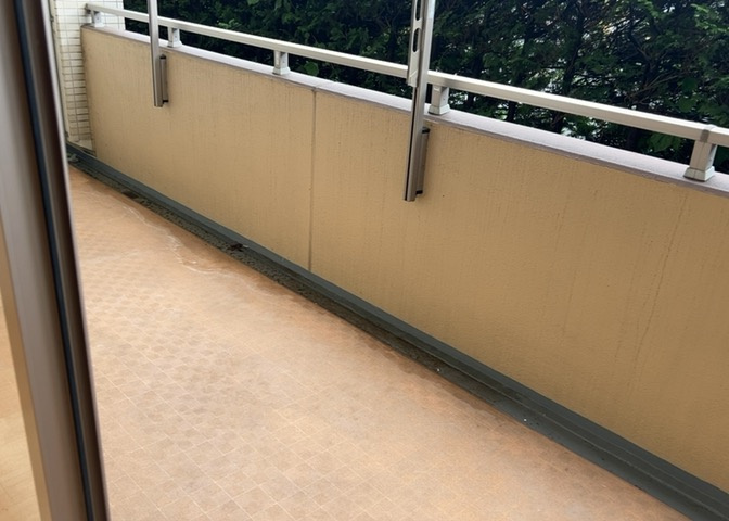 南向きに配置された広さ16.00平米のワイドバルコニーです。日当たり良好で毎日の洗濯物や布団もしっかり乾きます。奥行きにゆとりがあるため、ガーデニングなどちょっとした屋外空間も楽しむことができます。
