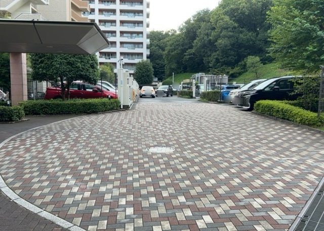 敷地内に用意された平面駐車場スペースです。車1台あたり月額7900円でご利用いただけます。敷地内に駐車場があるためお買い物後の大きな荷物の出し入れや雨の日のお出かけも非常にスムーズで快適です。