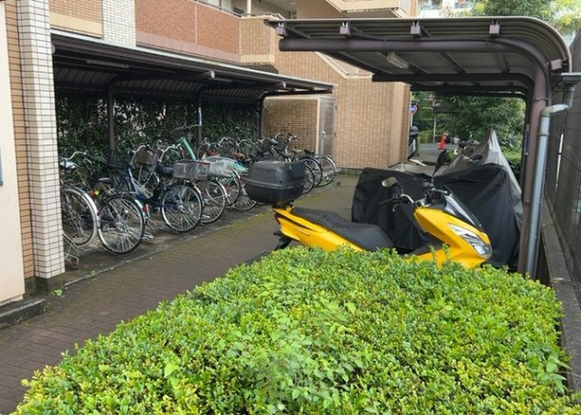 マンション敷地内に設けられた専用の駐輪場です。屋根付きのスペースとなっており大切な自転車を雨風からしっかり守ります。通勤や通学、近隣への買い物などに自転車を利用されるご家族にも安心の設備です。