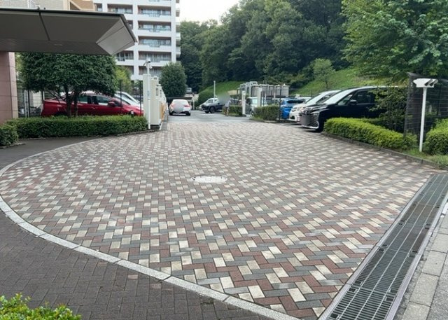 敷地内に確保された平面駐車場です。月額7900円で契約利用が可能となっております。車の出し入れがしやすい広い敷地で、毎日の通勤やお買い物などお車の維持管理もしやすくカーライフをサポートします。