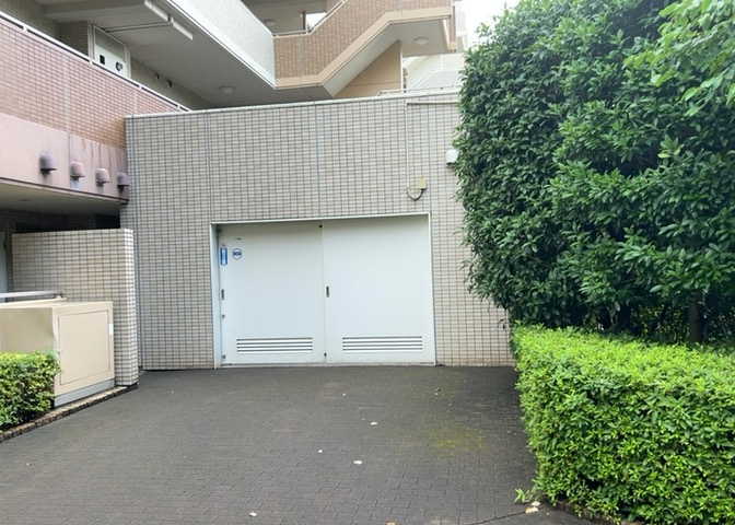 不在時でも24時間荷物が受け取れる便利な宅配ボックスを共用部に設置しています。再配達の手間が省け、共働きのご家庭やお出かけが多い方でも安心してネットショッピングや宅配便を利用できる嬉しい設備です。