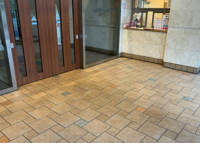 広々とした開放感あふれるロビー空間です。エントランスを入ると明るく洗練された雰囲気が広がります。オートロックや防犯カメラなどのセキュリティ設備も整っており、毎日の行き帰りに安心感を与えてくれます。