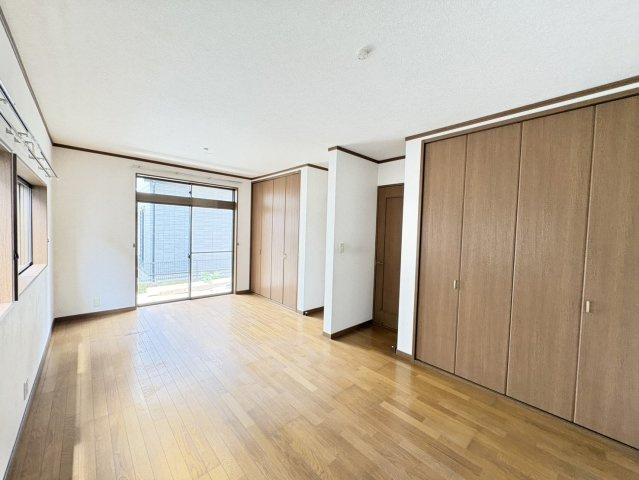 1階　10.5帖　南西向きで明るいお部屋です
