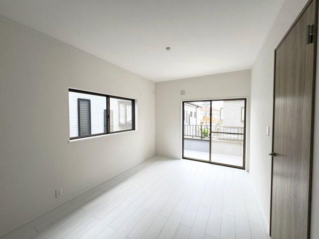 2階　5.2帖　2面採光で開放感あるお部屋です。