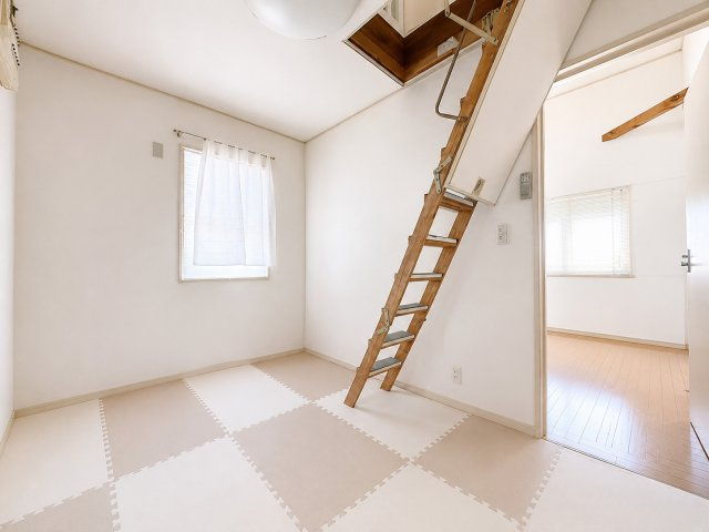 ◆子どものスタディ空間として、あるいは書斎やホビールームとして生活スタイルに合わせて使えるプライベートルーム。居心地のいい落ち着いたインテリアが似合います。　※画像はAIで加工しております。