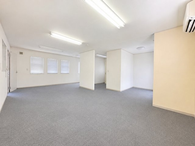◆ご家族の会話がはずむ、開放的なＬＤＫです。休日はお陽さまの光をたっぷりととりこめるぽかぽかリビングで過ごしませんか？　※画像はAIで加工しております。