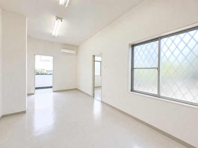 ◆室内はいつも明るい印象なので気持ちの良い朝を迎えられます。各部屋にはクローゼットを完備しており、収納が多いお家はすっきりして快適空間です。　※画像はAIで加工しております。