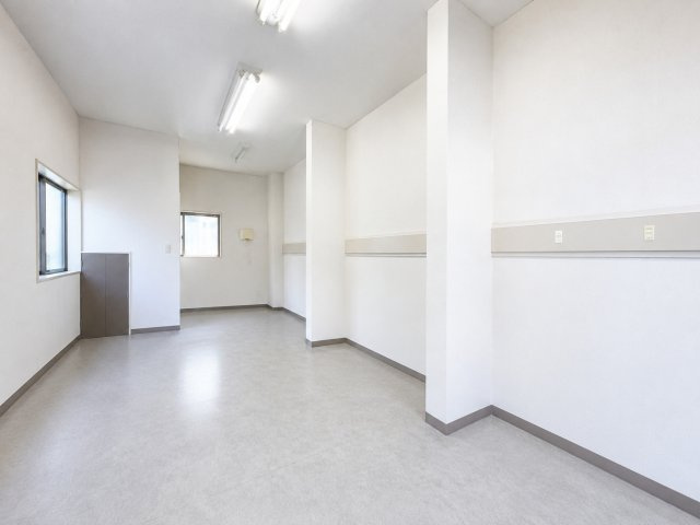 ◆気持ちの良い風が室内へ入り込む居室。家具を配置しても広々ご利用いただけます！！　※画像はAIで加工しております。