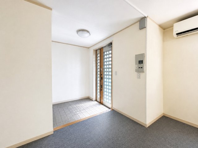 ◆光の渦が溢れた明るい玄関ホール。「おかえり」と「ただいま」が交差するお家の顔とも言える場所は爽やかで心地良い空間となっています。　※画像はAIで加工しております。