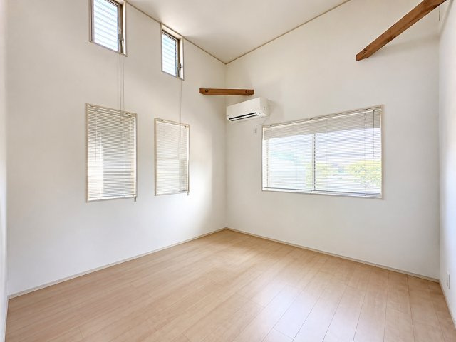 ◆二面採光で、陽差しを長時間受ける事が出来る暖かい室内です。もちろんペアガラスなので、遮音性にも優れ、結露も発生しにくい構造。　※画像はAIで加工しております。