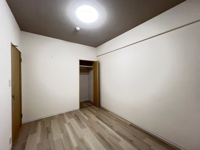 洋室5.8帖　収納付き