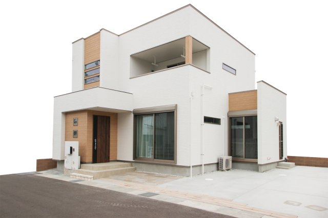 白と木のコントラストが美しく、上品さと自然らしさを兼ね備えた外観が魅力。【プラン例】建物価格2240万円、建物面積113.46？