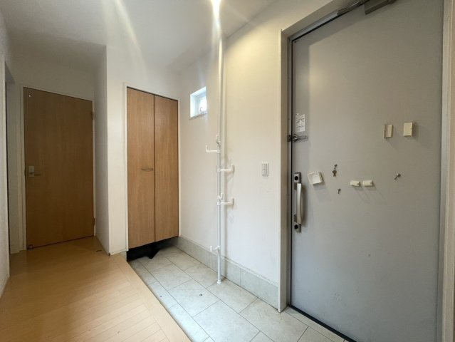 住まいの第一印象を彩る玄関は、ゆとりある広さを確保した開放的な空間です。シューズボックスを備えているため、ご家族分の靴をすっきり収納でき、いつでも整った玄関を保てます。採光窓から自然光が差し込みます。