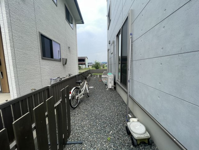 建物の側面には砂利敷きのスペースが設けられており、通路やメンテナンススペースとして活用できます。建物との間に適度な距離が確保されているため、風通しが良く、日常のお手入れもしやすい設計です。