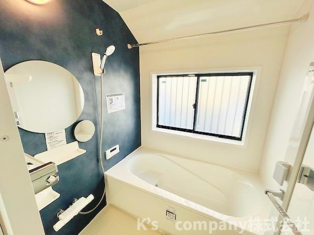 濃い色調のアクセントパネルで引き締まった印象のおしゃれな浴室スペース◇