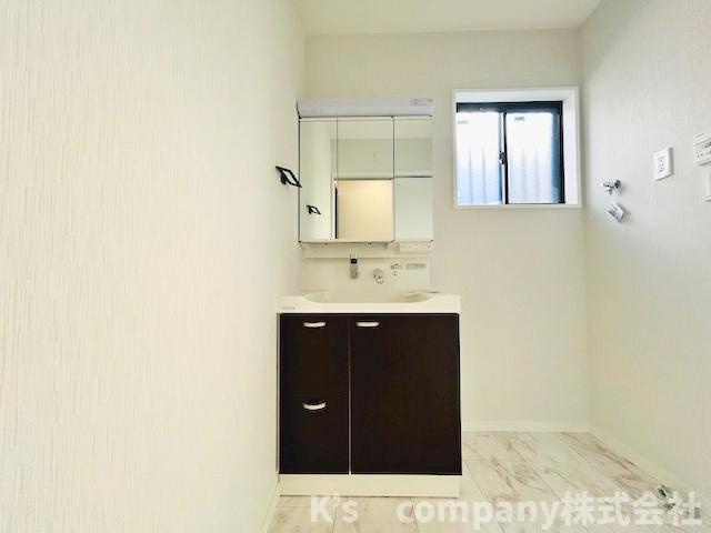 三面鏡の内側には小物収納が充実しています◇