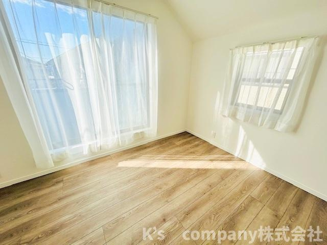 洋室☆バルコニーに出入りできるお部屋で主寝室におすすめです◇