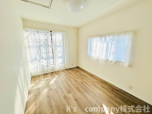 広い窓から明るい日差しが差し込む温かみのある洋室スペース◇