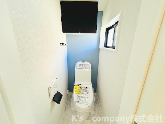 アクセントクロスがおしゃれなトイレ◇