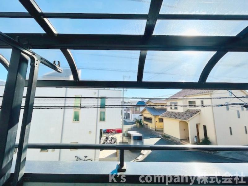 急な雨でも対応ができる屋根付きのバルコニー♪