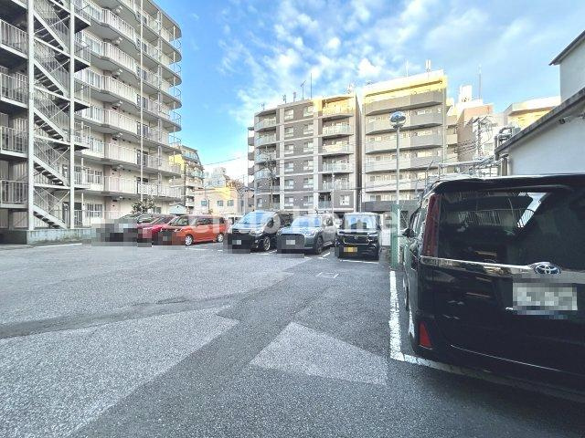 【敷地内駐車場】最新の空き状況や費用などの詳細は担当スタッフまでお問い合わせください。