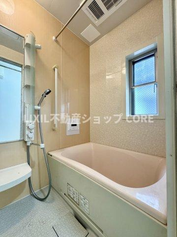 ゆったり入れる一坪バス。足を伸ばして入れるサイズは一日の疲れを癒すのに嬉しい広さですね。　
