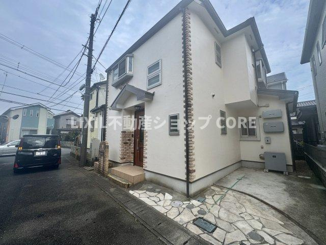 前面道路は閑静な住宅地をはしる車通りの少ない道路。お車の出し入れが苦手なママや小さなお子様にも安心　