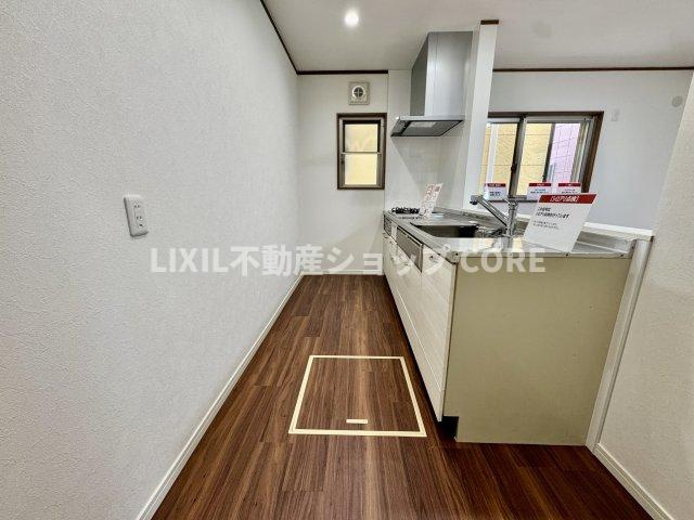 リビングを見渡せるカウンターキッチンで、お子様の様子を伺いながら食事の支度が可能！　