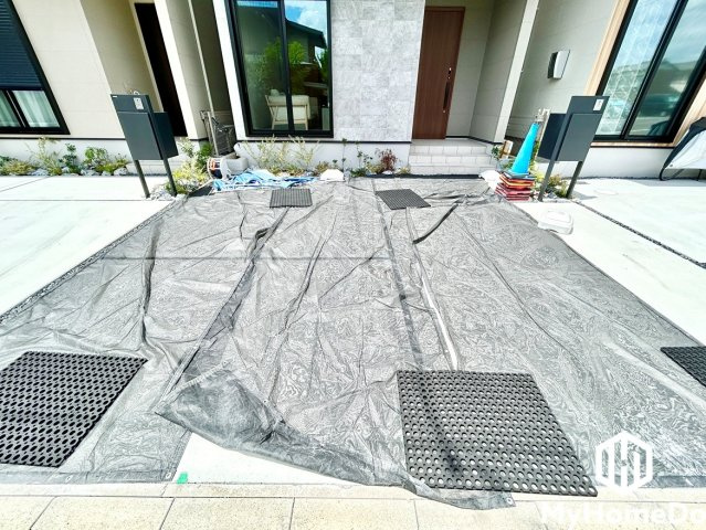お車の出し入れやドアの開閉、荷物の積み下ろしがスムーズに行える広さがあります