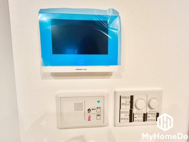 訪問者を大きな画面とクリアな映像で確認できるため、防犯性に優れ、お子様のお留守番時や一人での応対時も安心です。