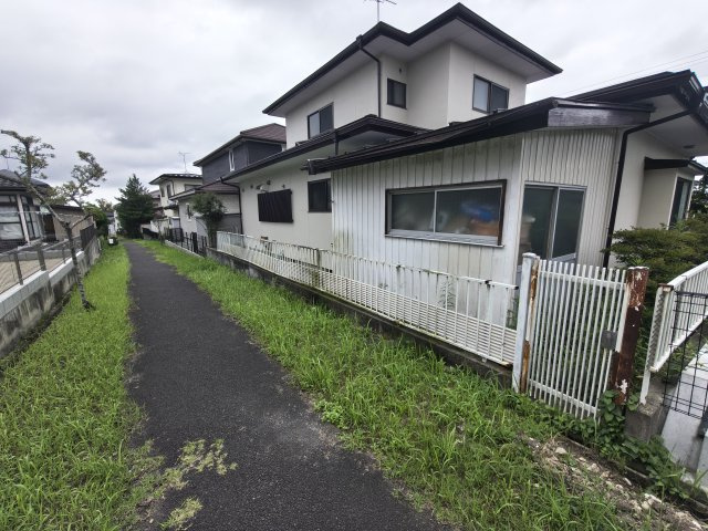 北側には市が持つ市有道路があります。一般的な通行はできますが車等は通行できないので安全に通れます。この道路の先には公園があり、お子様も安全に遊びに行けます。