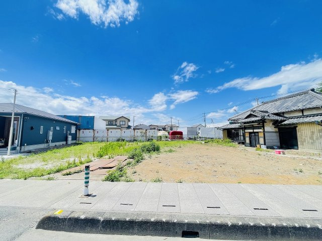 敷地約60坪のゆとりある売地！広々としたお庭や駐車スペースなど、理想の住まいを自由にプランニングできます！南側車両置場の為、陽当り良好です！バス停「七左六丁目」まで徒歩1分、お出かけにも便利です！