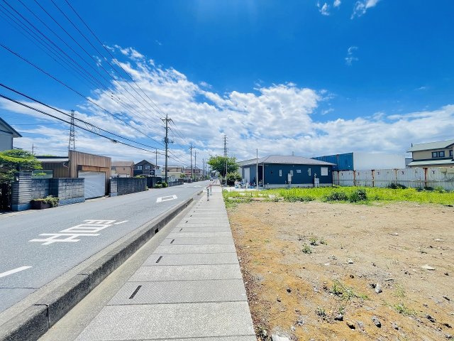 敷地約60坪のゆとりある売地！広々としたお庭や駐車スペースなど、理想の住まいを自由にプランニングできます！南側車両置場の為、陽当り良好です！バス停「七左六丁目」まで徒歩1分、お出かけにも便利です！
