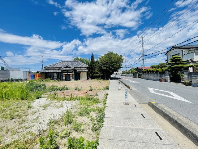 敷地約60坪のゆとりある売地！広々としたお庭や駐車スペースなど、理想の住まいを自由にプランニングできます！南側車両置場の為、陽当り良好です！バス停「七左六丁目」まで徒歩1分、お出かけにも便利です！