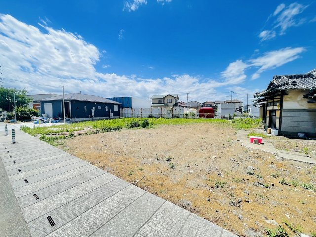 敷地約60坪のゆとりある売地！広々としたお庭や駐車スペースなど、理想の住まいを自由にプランニングできます！南側車両置場の為、陽当り良好です！バス停「七左六丁目」まで徒歩1分、お出かけにも便利です！