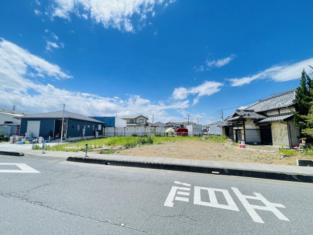 敷地約60坪のゆとりある売地！広々としたお庭や駐車スペースなど、理想の住まいを自由にプランニングできます！南側車両置場の為、陽当り良好です！バス停「七左六丁目」まで徒歩1分、お出かけにも便利です！