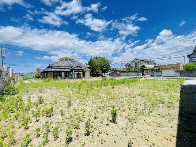 敷地約60坪のゆとりある売地！広々としたお庭や駐車スペースなど、理想の住まいを自由にプランニングできます！南側車両置場の為、陽当り良好です！バス停「七左六丁目」まで徒歩1分、お出かけにも便利です！