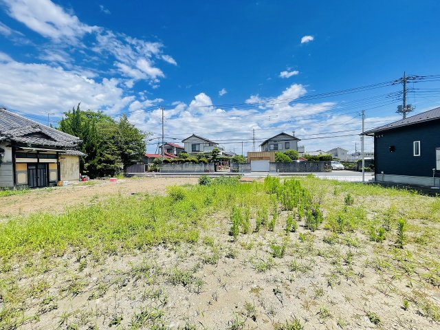 敷地約60坪のゆとりある売地！広々としたお庭や駐車スペースなど、理想の住まいを自由にプランニングできます！南側車両置場の為、陽当り良好です！バス停「七左六丁目」まで徒歩1分、お出かけにも便利です！