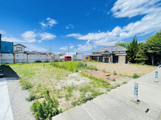 敷地約60坪のゆとりある売地！広々としたお庭や駐車スペースなど、理想の住まいを自由にプランニングできます！南側車両置場の為、陽当り良好です！バス停「七左六丁目」まで徒歩1分、お出かけにも便利です！