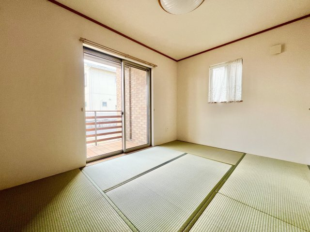 和室からウッドデッキに出ることも出来ます！