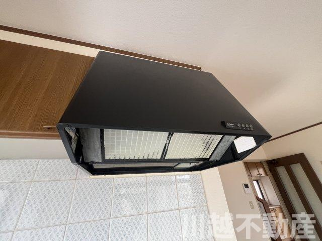 大型レンジフードつきのキッチンです