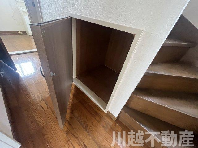 階段下を利用した収納