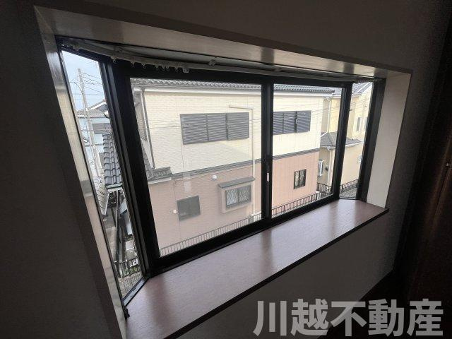 2階北側洋室には個性的な出窓付き