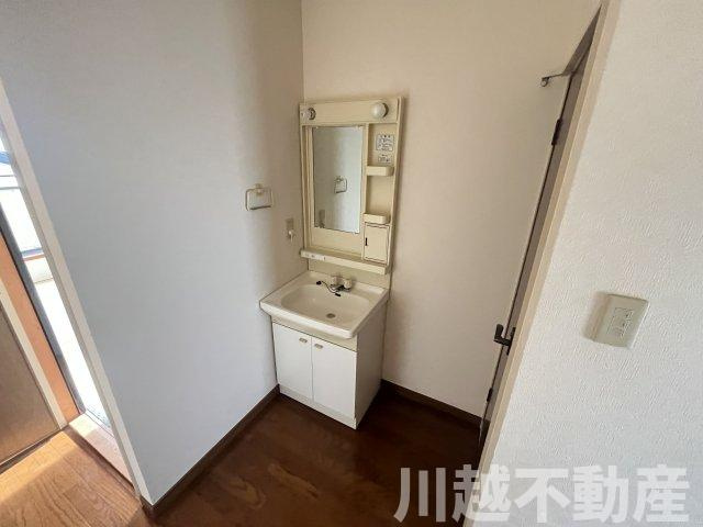 2階にも独立洗面台があるので便利