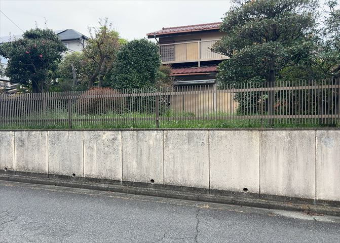 人が暮らすうえで日光は大切な要素となります。日当たりの良さは譲れないポイントですね。併せて近くに大きな建築物の建築予定がないか、あるいはそれが可能な土地が近くにないか事前に確認することもお勧めします。